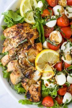 15 Minute Avocado Caprese Chicken Salad - Chicken Salads: Delicious Dishes To Vary Your Meal