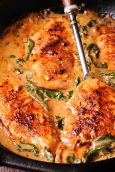 Chicken and Spinach in Creamy Paprika Sauce 1 - 30 Best Garlic Chicken Recipes That You Never Forget