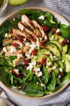Grilled Chicken Sun Dried Tomato and Avocado Spinach Salad - Chicken Salads: Delicious Dishes To Vary Your Meal